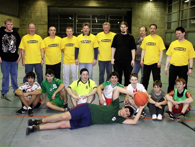 Der Nachtsport fr Jugendliche wird au... betreut von ehrenamtlichen Helfern.    | Foto: Heiner Fabry
