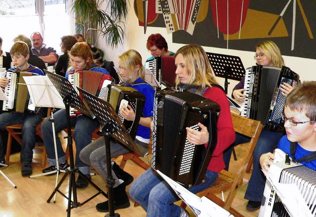 Die Jngsten des Harmonika-Orchesters ...beachtliche musikalische Leistungen.    | Foto: Georg Diehl