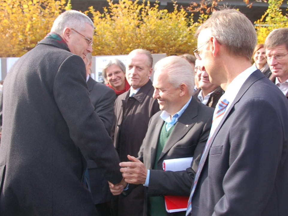 Handschlag mit OB Dietz: Bahnchef Rdi...tation der Stadt persnlich zu prfen.  | Foto: Senf
