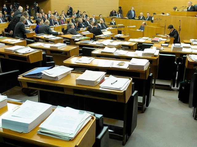 Leere Bankreihen im Landtag nach dem Auszug der Oppositionsfraktionen   | Foto: dpa
