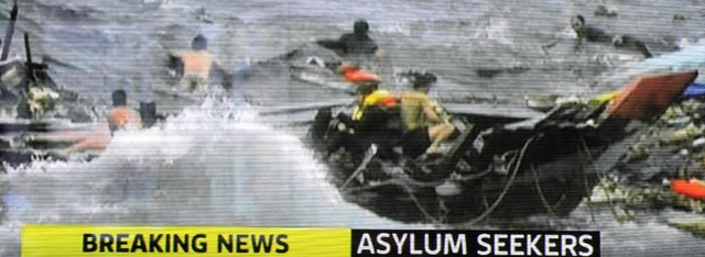 Das australische Fernsehen ist dabei, als das Boot an den Klippen zerschellt.   | Foto: AFP