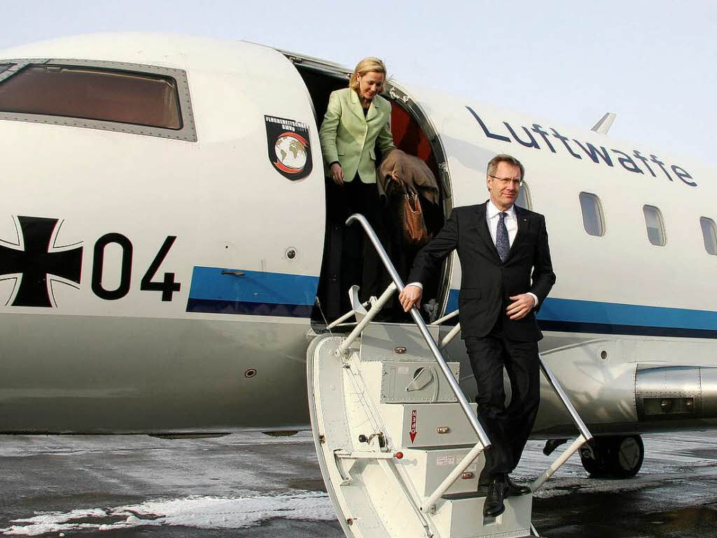 12.43 Uhr  war es, als Bundesprsident  Wulff mit seiner Frau Bettina auf dem Lahrer Flugplatz mit einer Challenger der Luftwaffe eintraf, von Stuttgart kommend und auf dem Weg zunchst nach Waldkirch. Der dem Lahrer Flughafen wenig wohlgesonnene Ministerprsident Mappus nutzte im Flieger des Bundesprsidenten trotzdem die Chance des schnellen Transports.