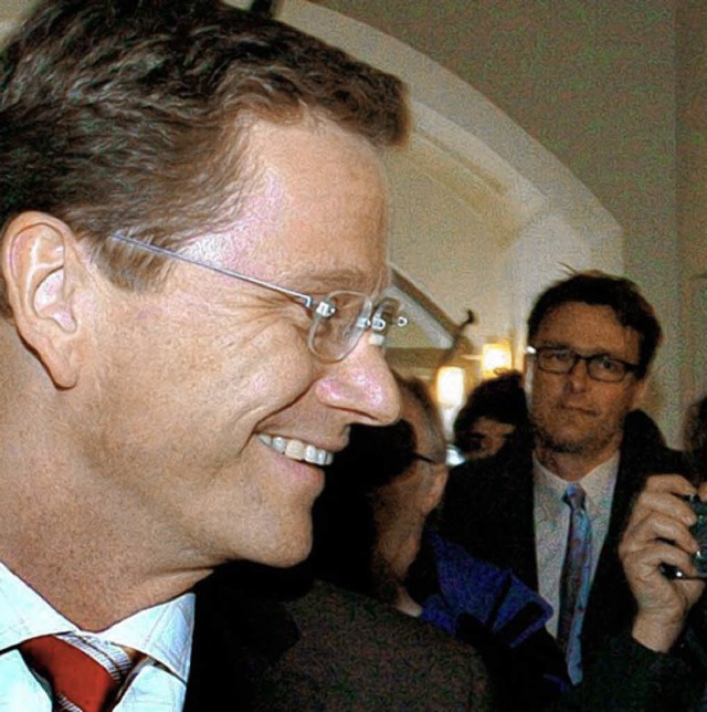 Guido Westerwelle mit seinem frheren Brochef (hinten)   | Foto: dpa