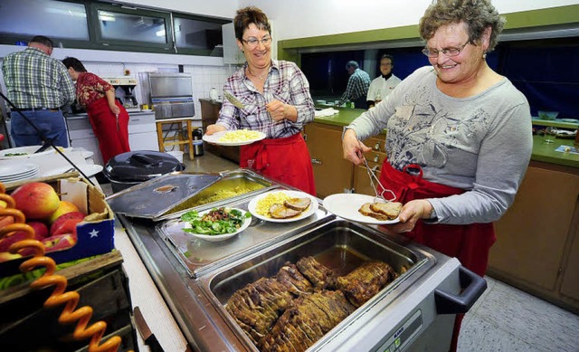 Da knnte sich mancher Gastrobetrieb e...Mitte) und Friedhilde Preis (rechts).   | Foto: Thomas Kunz