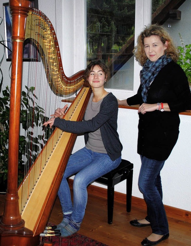 Groes Instrument mit groem Klang: Ha... ihrer Schlerin Maria Weymann (links)  | Foto: friederike zimmermann