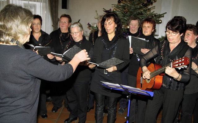 Garant guter Unterhaltung: Der Chor de...uen unter Leitung von Cornelia Biehle.  | Foto: roland vitt