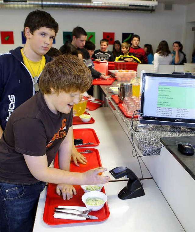 Die Essensausgabe besttigen  die Sch...eis, der per Scanner abgetastet wird.   | Foto: Christoph Breithaupt