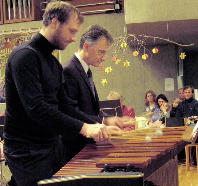 African Blues: Johannes Gaudet und Alexander Lang am Marimbaphon.   | Foto: Laura Schmid