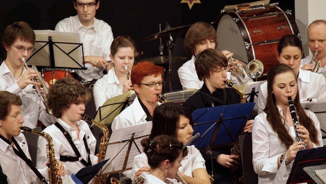 Der Musikverein bei seinem Auftritt bei der Weihnachtsfeier   | Foto: Tina Lindemann