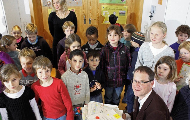 Mit einem dicken Bndel Briefe fr die...le hatten ihm die Wnsche bergeben.    | Foto: Gabriele Fssler