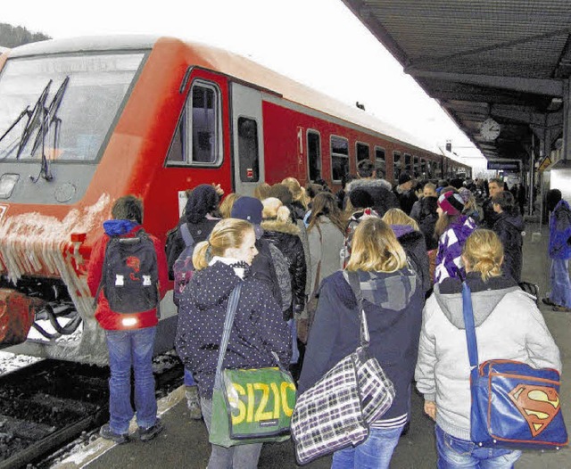 Vor allem Schler steigen mittags am W...rregio-Express Richtung Schaffhausen.   | Foto: gerard