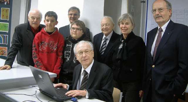 Prominenz am Laptop: Der ehemalige Min...mepage des Lothar-Spth-Frderpreises.  | Foto: roswitha frey