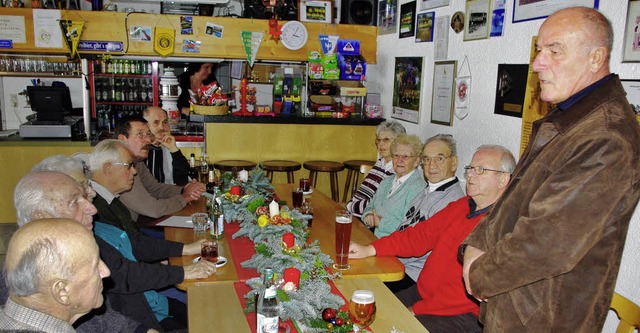 Heinrich Maus (rechts) begrte die Mitglieder des VdK zur Adventsfeier.   | Foto: Rolf Reimann