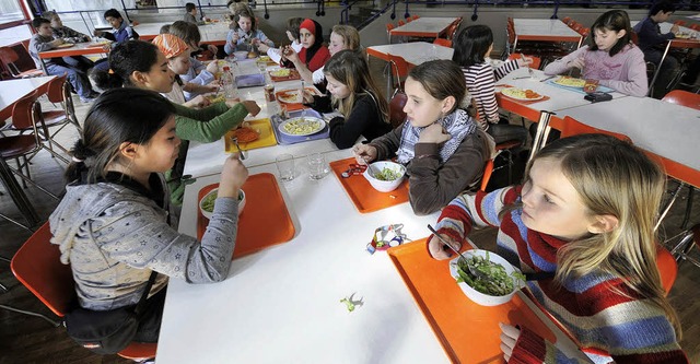 Start des Ein-Euro-Mittagstischs in der Staudinger Gesamtschule im Februar 2008  | Foto: ingo schneider/archiv