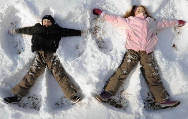 Schnee-Engel machen besonders viel Spa, wenn Neuschnee liegt.   | Foto: dpa