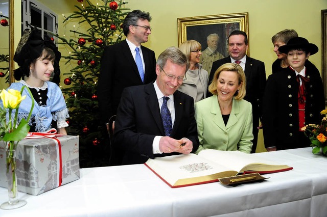 Christian Wulff und seine Frau Bettina...n sich ins Goldene Buch der Stadt ein.  | Foto: Thomas Kunz