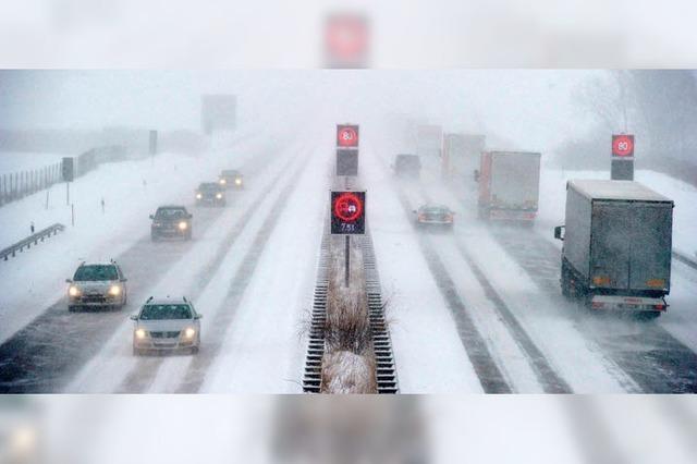 Winterstress für Brummi-Fahrer – Schneestaus auf Autobahnen