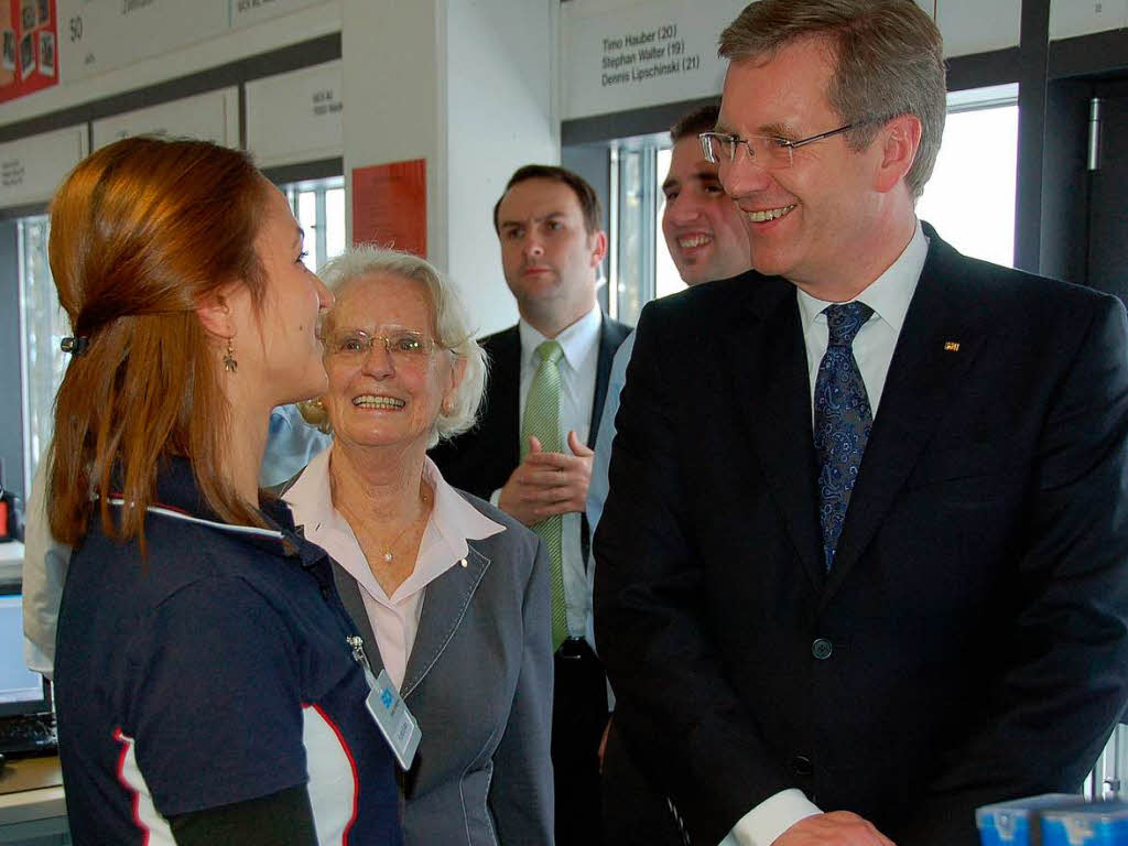 Christian Wulff und Gisela Sick (Ehrenvorsitzende des Aufsichtsrates der Sick AG) im Gesprch mit der Auszubildenden Funda Evlice.
