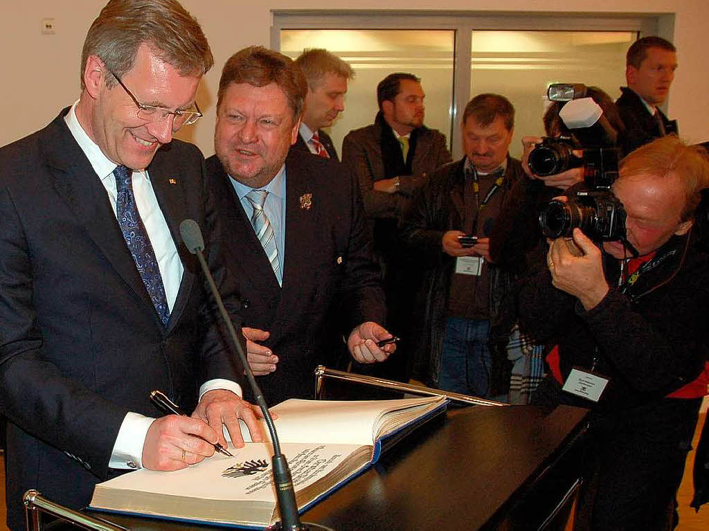 Bundesprsident Christian Wulff trgt sich ins Goldene Buch der Stadt ein – und Oberbrgermeister Richard Leibinger freut sich.