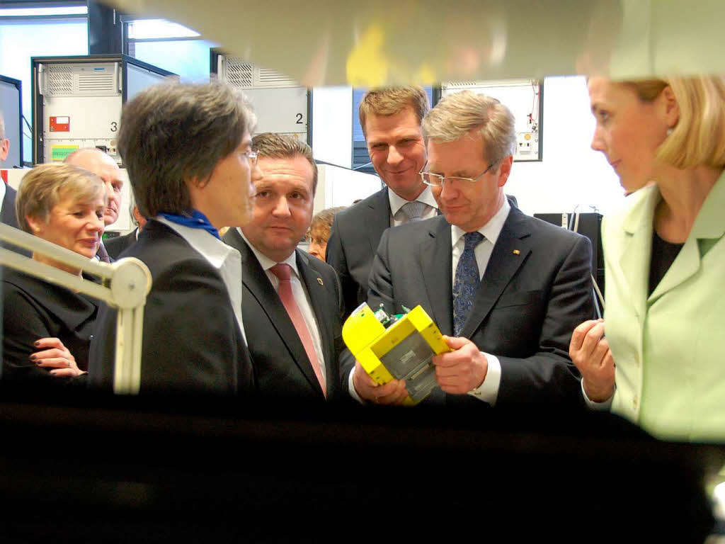 Bundesprsident Christian Wulff und Ministerprsident Stefan Mappus bei der Sick AG in Waldkirch.