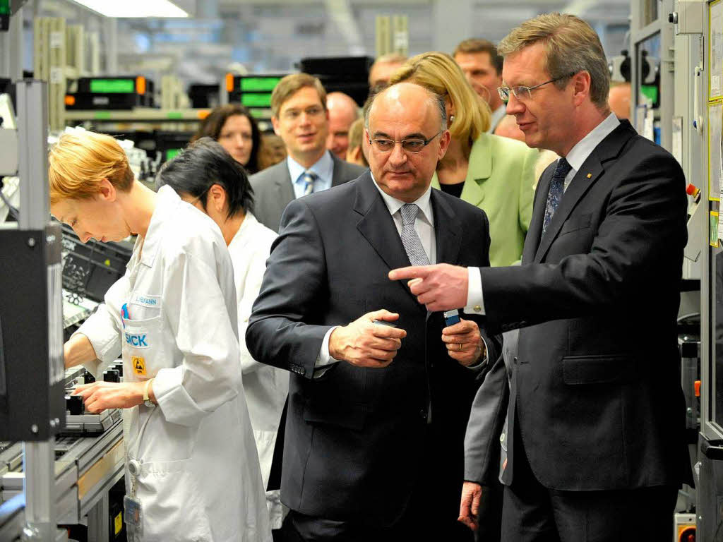 Bundesprsident Christian Wulff und Ministerprsident Stefan Mappus bei der Sick AG in Waldkirch.