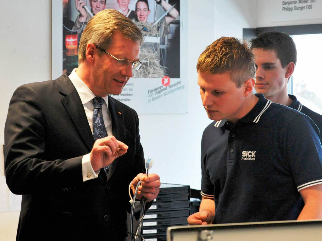 Bundesprsident Christian Wulff und Ministerprsident Stefan Mappus bei der Sick AG in Waldkirch.