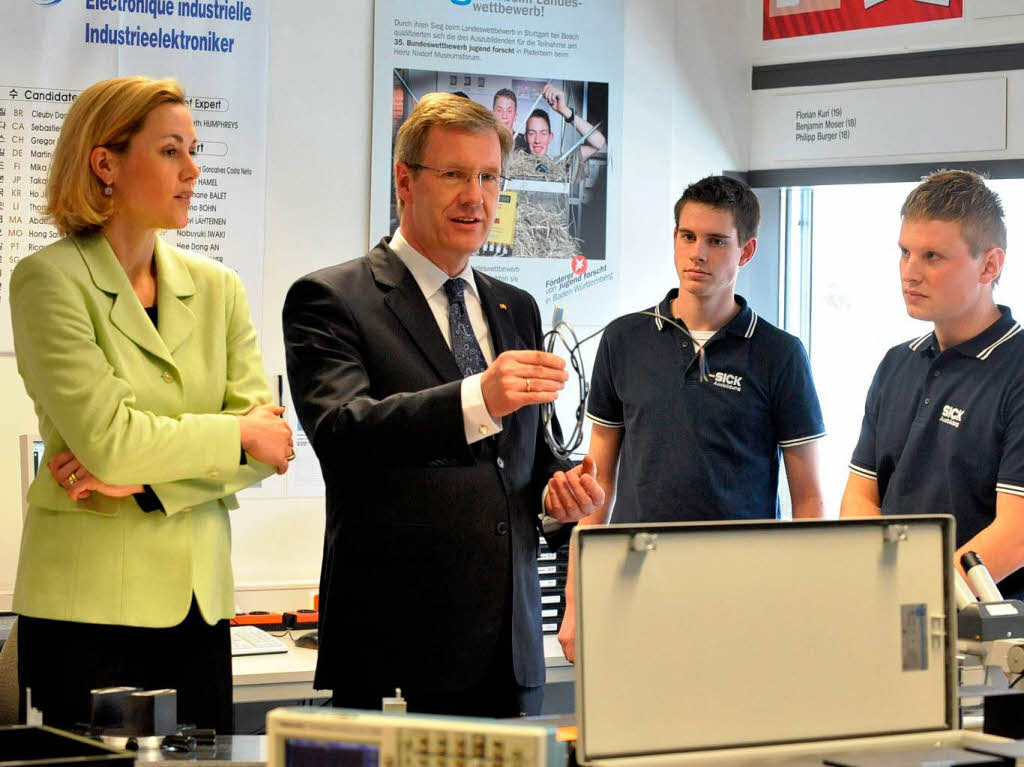 Bundesprsident Christian Wulff und Ministerprsident Stefan Mappus bei der Sick AG in Waldkirch.