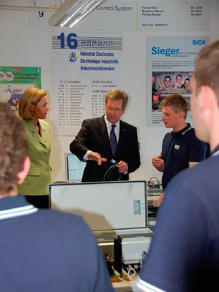 Christian Wulff und seine Frau im Gesprch mit Auszubildenden