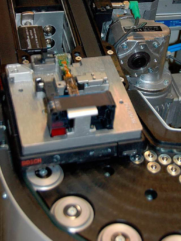 Detail aus der automatisierten Lichtschrankenproduktion