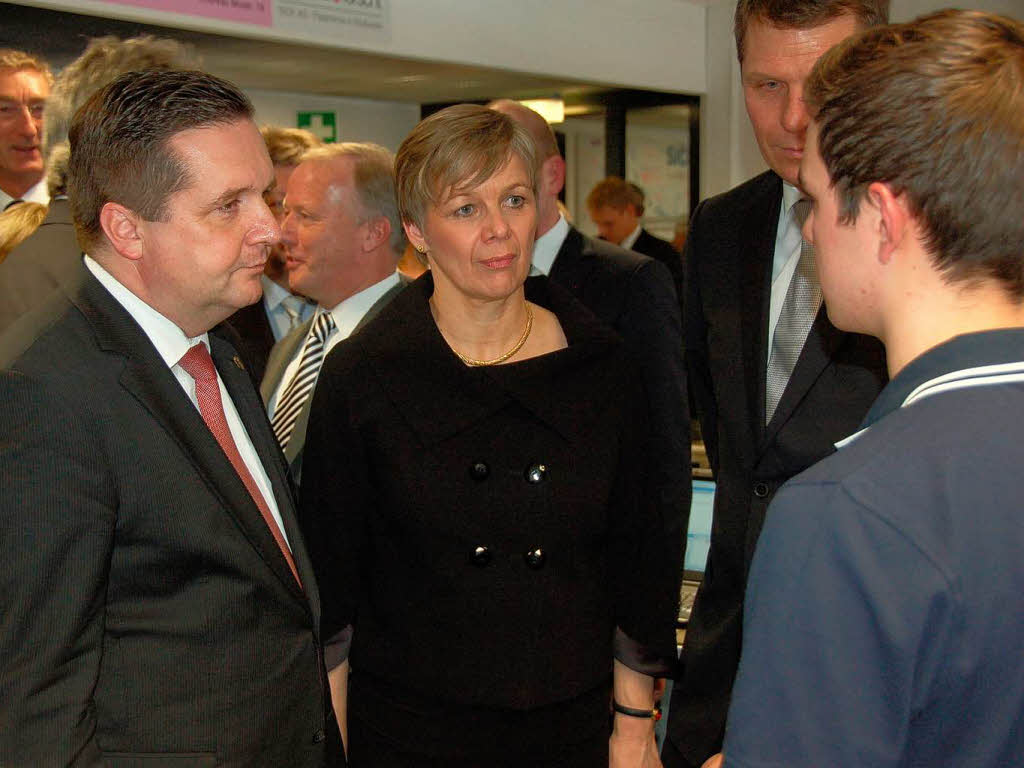 Stefan Mappus und seine Frau im Gesprch mit Auszubildenden