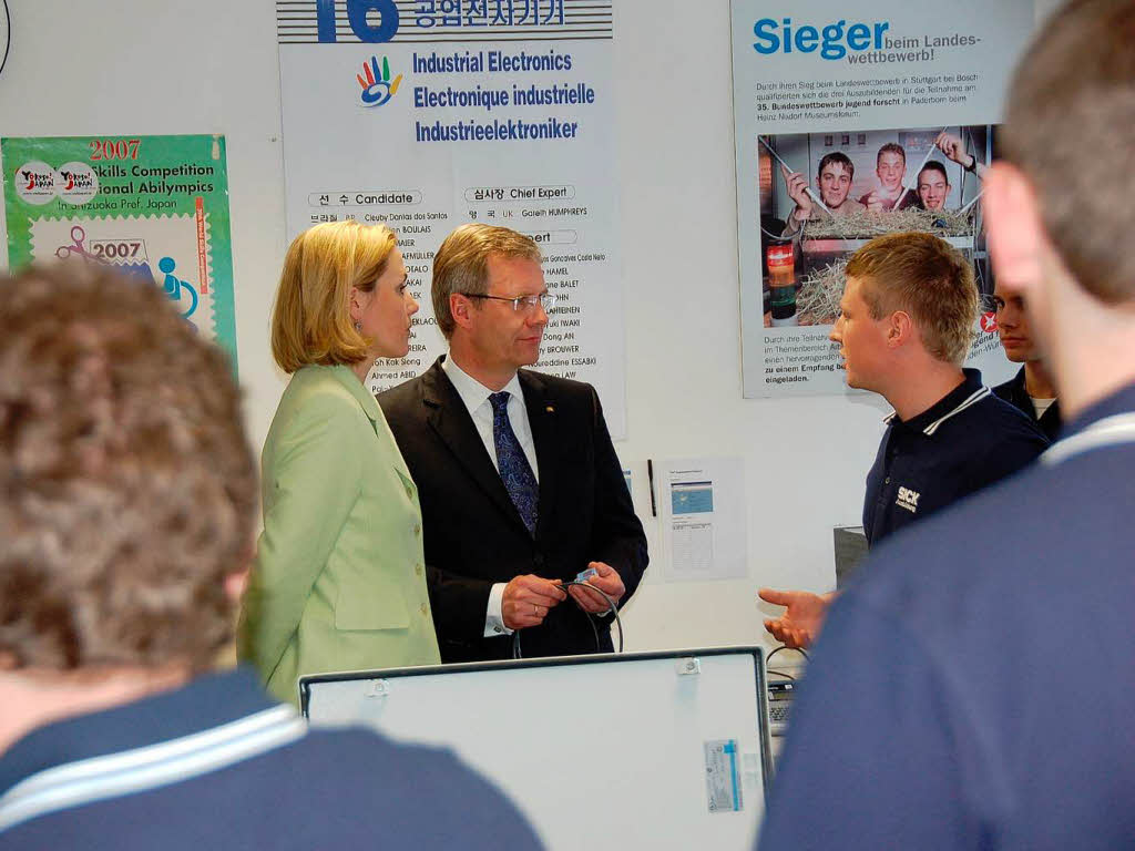 Christian Wulff und seine Frau im Gesprch mit Auszubildenden