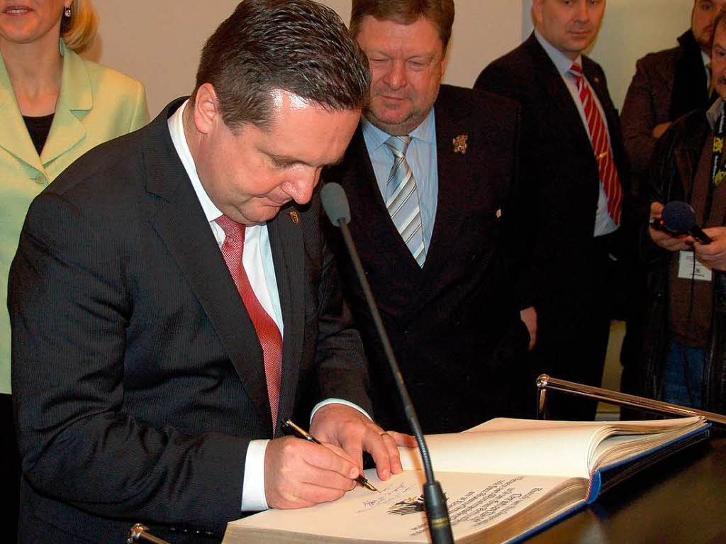 Stefan Mappus trgt sich ins Goldene Buch der Stadt Waldkirch ein.