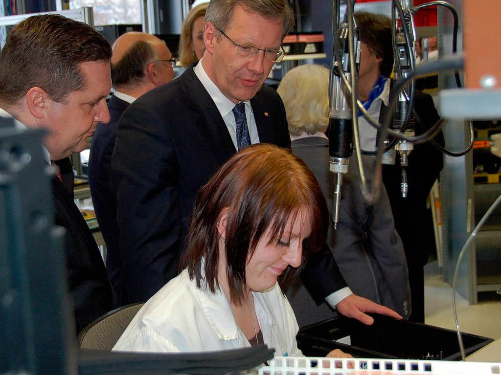 Bundesprsident Christian Wulff und Ministerprsident Stefan Mappus bei der Sick AG in Waldkirch.