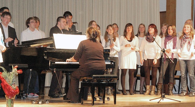 Offene Bhne im Gymnasium: Der neu geg...gers&#8220;, trugen Gospel-Lieder vor.  | Foto: Marion Domann