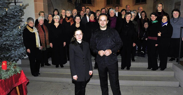 Der Europische Chor Freiburg und der ...inets vor dem Konzert in Malterdingen.  | Foto: dieter erggelet