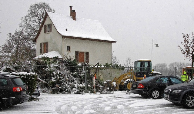 Der Parkplatz am Verwaltungseingang de.... Dazu wird das alte Haus abgerissen.   | Foto: SENF