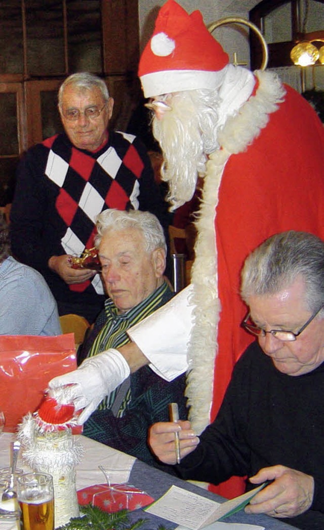 Der Nikolaus bescherte die Seniorenwan...Wiesental bei ihrer Weihnachtsfeier.    | Foto: Heinz Owald