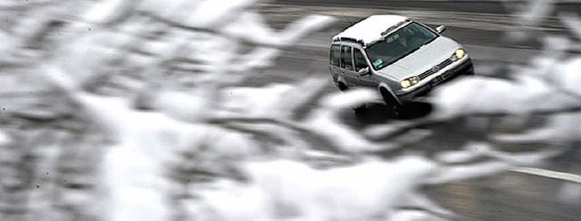 Autofahrer im Schnee   | Foto: dpa