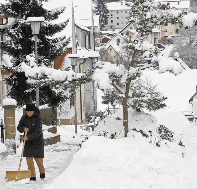 Der Schnee verzuckert die Landschaft z...n, macht aber auch jede Menge Arbeit.  | Foto: roger mller