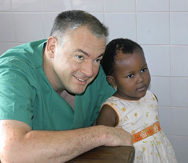 Dr. Andreas Rudolph mit einer kleinen Patientin.   | Foto: Privat