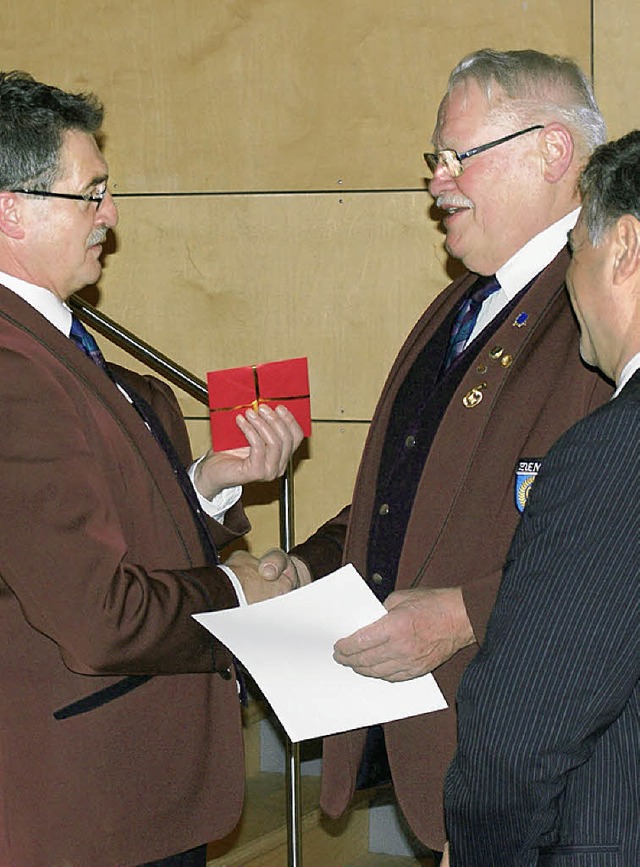 Erwin Mayer aus Schliengen (Mitte) erh...ident Metzger die goldene Ehrennadel.   | Foto: privat