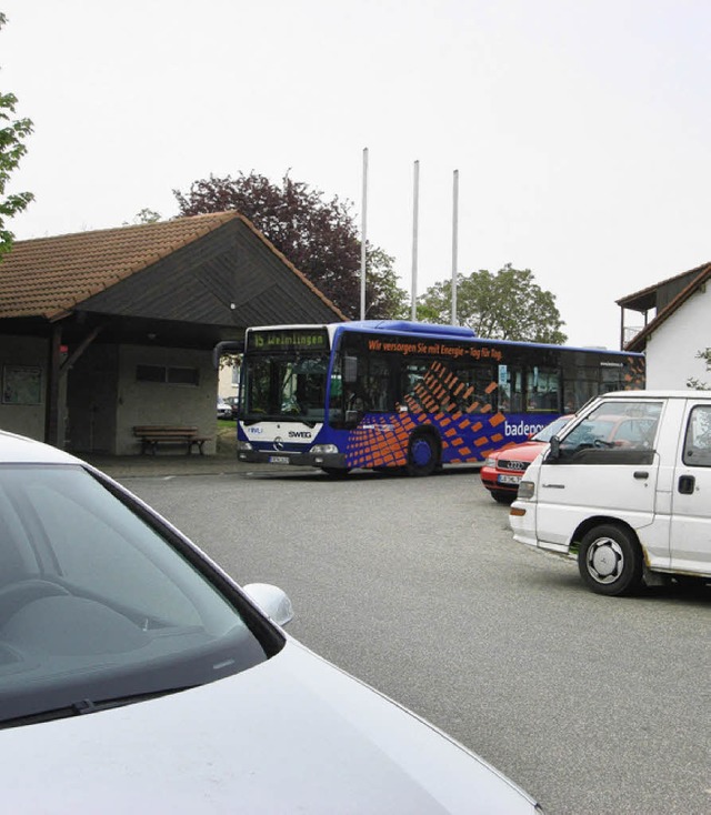 Derzeit parken Bahnkunden  rund um den Bahnhof, wo immer sie Platz finden.   | Foto: Langelott