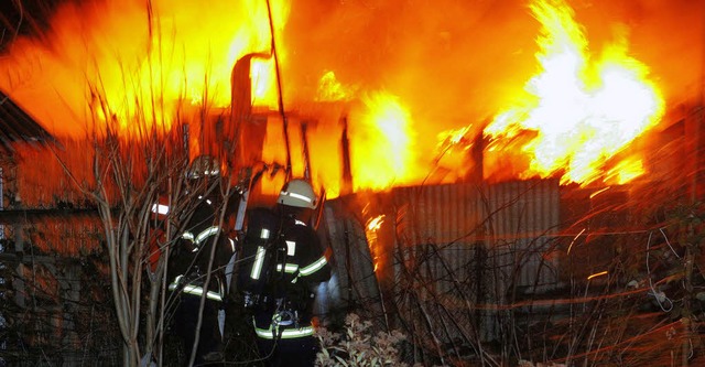 Die Feuerwehr lscht, aber die Laube ist niedergebrannt.   | Foto: Seeger