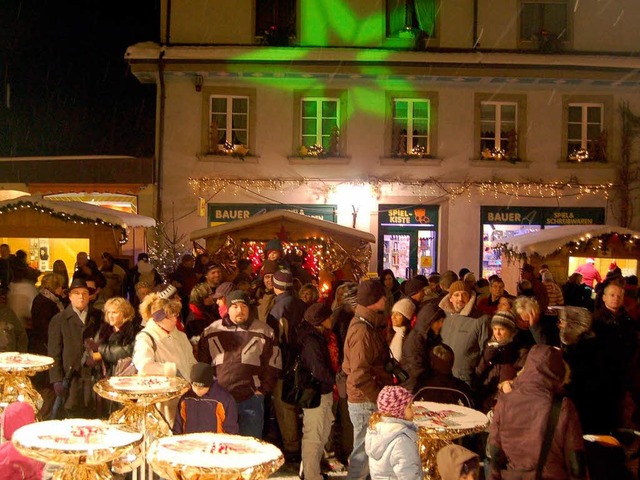 Zahlreich strmten die Besucher bereit...enzberschreitenden Altstadtweihnacht.  | Foto: Hildegard Siebold