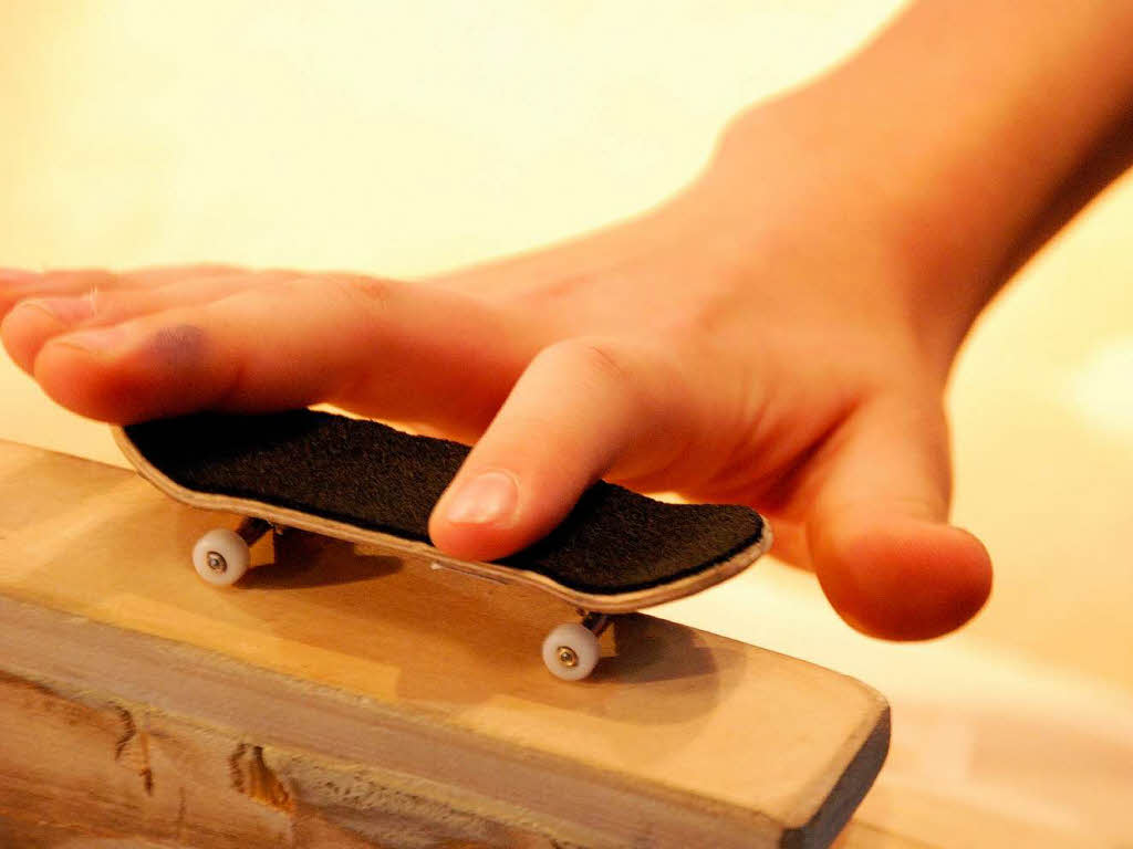 Tricks auf den Skateboards im Miniformat