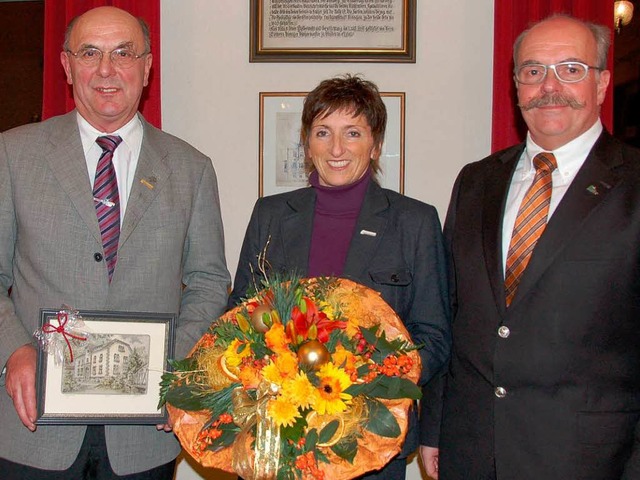 Seit 20 und 30 Jahren sind Pia Lach un...ermeister Bieniger dankte ihnen dafr.  | Foto: Elfriede Mosmann
