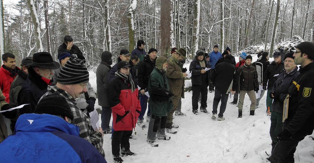 Gut verpackt  kamen ber 50 Interessie...sten  Holzversteigerung der Gemeinde.   | Foto: Schopferer