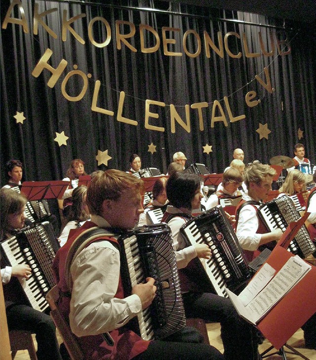 Der Akkordeonclub Hllental bei seinem Konzert in der Sommerberghalle.   | Foto: Laura Schmid