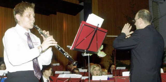 Als hervorragende Virtuosin auf der Ob...ampp, hier mit Dirigent Edgar Kamber.   | Foto: Albert Greiner