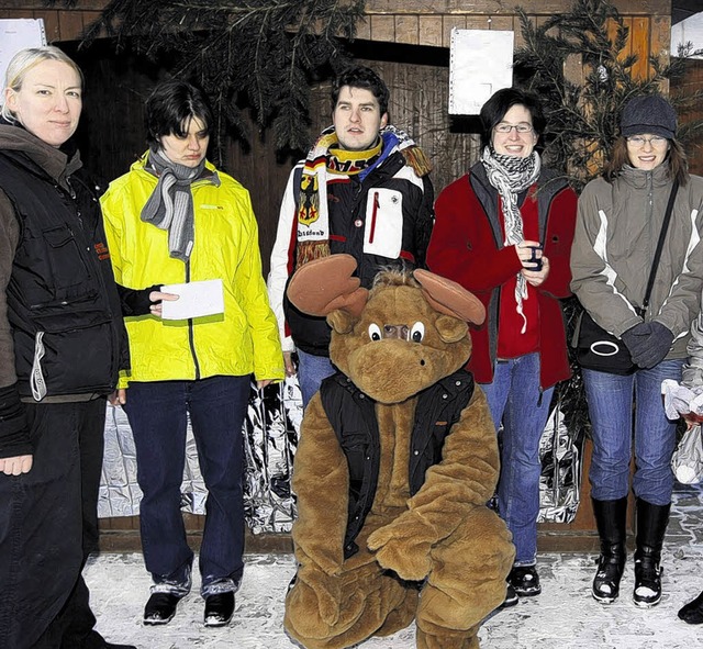 Tierheimleiterin Nadine Vgel (links) ...ngen. Vorne Tierheimmaskottchen Emil.   | Foto: mller